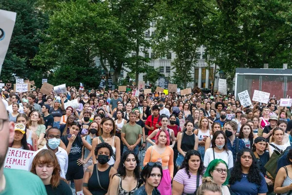在罗伊诉韦德案被推翻后 一群拿着纸板标语的抗议者聚集在纽约福里广场 — 图库照片