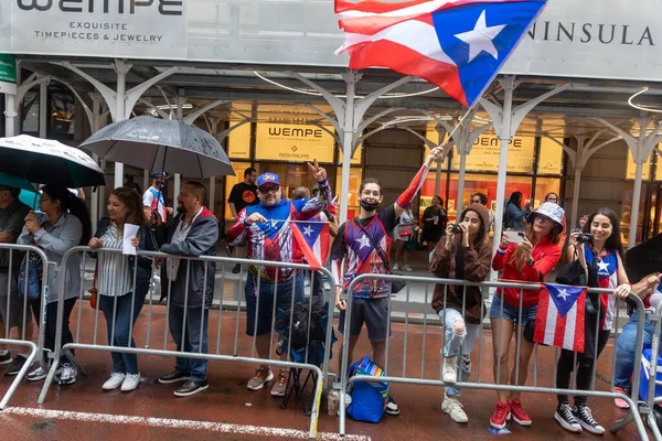 Большая Толпа Людей Улицах Отпраздновать Парад Честь Дня Пуэрто Рико — стоковое фото