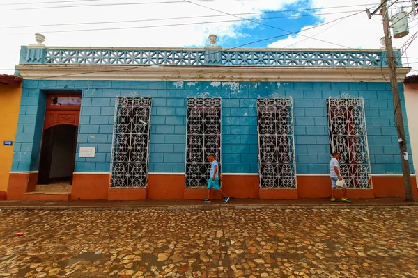 阳光普照的特立尼达的彩色建筑 — 图库照片