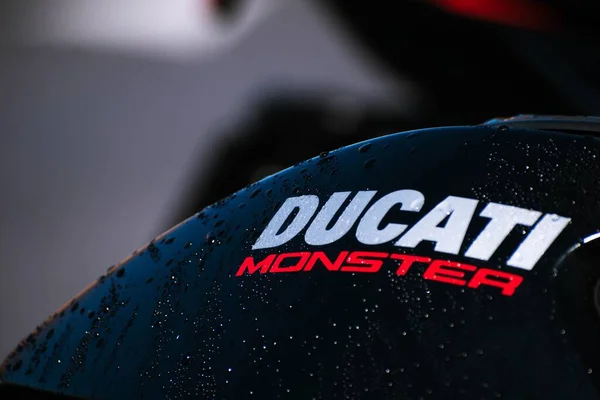 Primer Plano Del Logo Ducati Monster 796 Mojado Lavado Autos —  Fotos de Stock