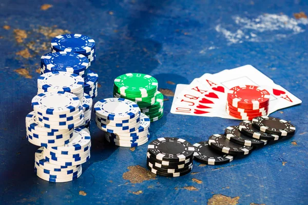 Para Kartlarla Dolu Poker Fişlerinin Yakın Plan Çekimi — Stok fotoğraf