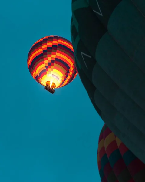 Вертикальный Снимок Цветного Воздушного Шара Летящего Небе Ночью — стоковое фото