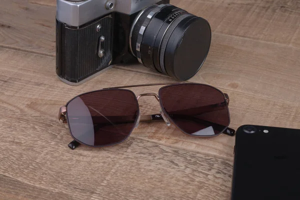Zdjęcie Czarnych Okularów Przeciwsłonecznych Aparatem Fotograficznym Smartfonem — Zdjęcie stockowe