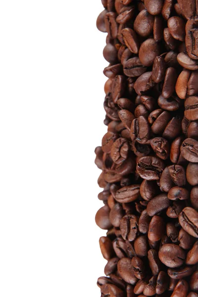 白い背景に隔離されたコーヒー豆の縞の垂直ショット — ストック写真