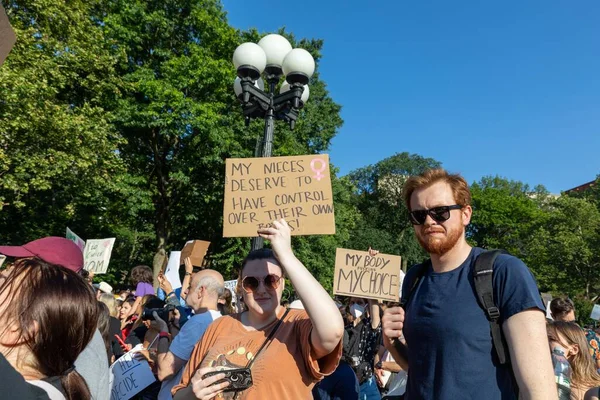 Protestujący Trzymający Kartonowe Znaki Tym Jak Sąd Najwyższy Obalił Roe — Zdjęcie stockowe