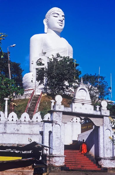 Una Gran Estatua Buda Contra Cielo Azul Templo Bahirawakanda —  Fotos de Stock