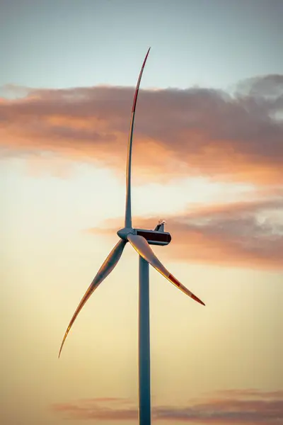 日落时风力涡轮机的垂直拍摄 — 图库照片