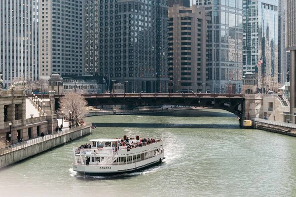 Egy Kirándulóhajó Folyóban Egy Híd Modern Épületekkel Háttérben Chicago Város — Stock Fotó