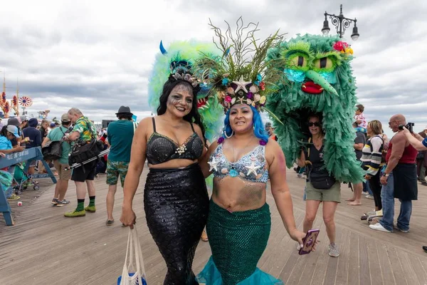 Group People Dressed Colorful Costumes 40Th Mermaid Parade Coney Island — Stock Photo, Image