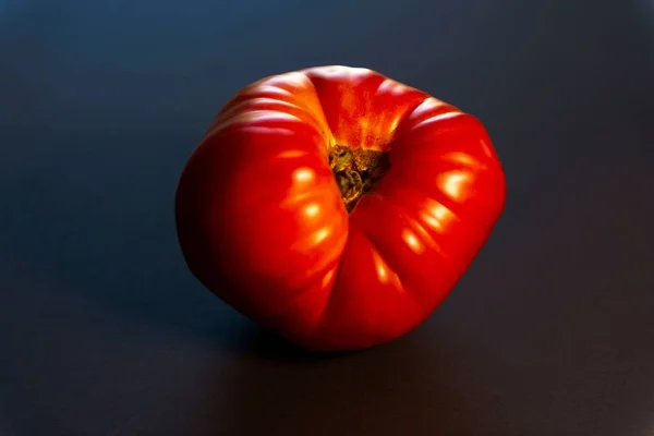 Zbliżenie Ujęcie Raf Pomidora Szarym Tle — Zdjęcie stockowe
