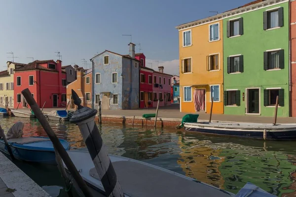 ヴェネツィア イタリアの運河とカラフルな建物の美しい景色 — ストック写真