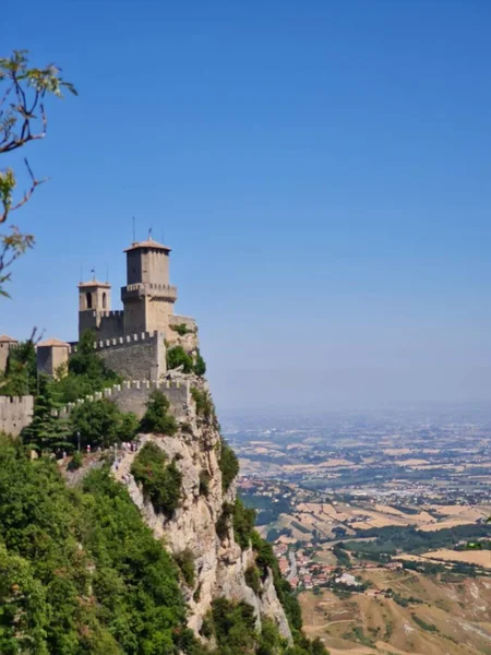 Den Antika Fästningen San Marino Mot Den Blå Himlen — Stockfoto