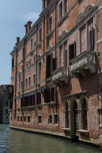 Tiro Vertical Edifícios Residenciais Longo Dos Canais Veneza Itália — Fotografia de Stock