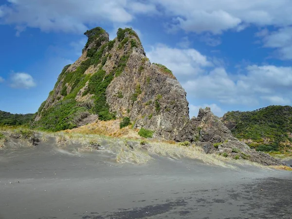 Roca Watchman Karekare Beach Auckland Nueva Zelanda —  Fotos de Stock