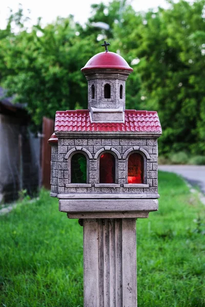 Een Verticaal Shot Van Een Kleine Kerk Model Een Park — Stockfoto