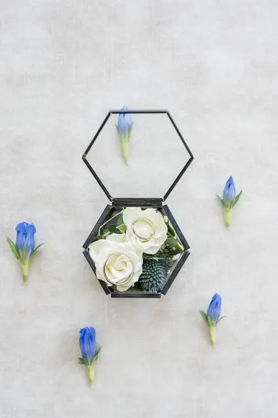 Widok Góry Dwóch Pierścionków Małżeńskich Białych Kwiatkach Małym Pudełku — Zdjęcie stockowe