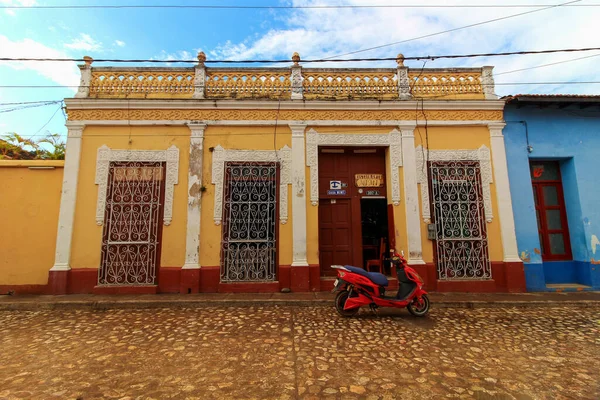 Una Vista Edifici Colorati Una Bici Parcheggiata Trinidad Una Giornata — Foto Stock