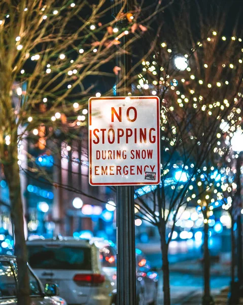 道路標識のテキストの閉鎖雪の緊急時の停止なし夜のアメリカ コロンバスのダウンタウン — ストック写真