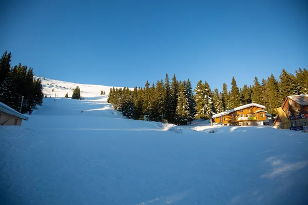 Ένα Φανταστικό Χειμερινό Τοπίο Ένα Ξύλινο Σπίτι Στα Χιονισμένα Βουνά — Φωτογραφία Αρχείου