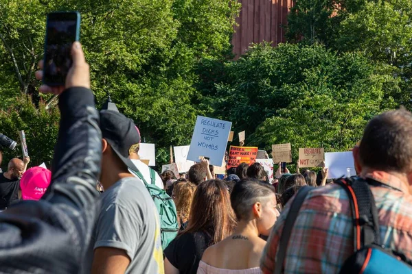 Washington Square Park New York 2022 Demonstranten Met Kartonnen Bordjes — Stockfoto