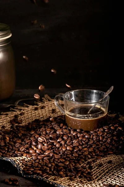 Vertical Shot Coffee Glass Cup Surrounded Coffee Beans Table — Stock Photo, Image