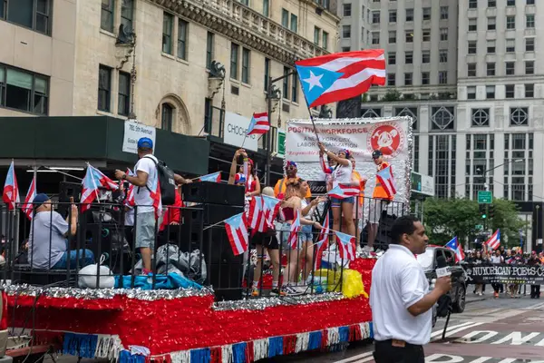 Pessoas Comemorando Desfile Dia Porto Rico Nova York — Fotografia de Stock