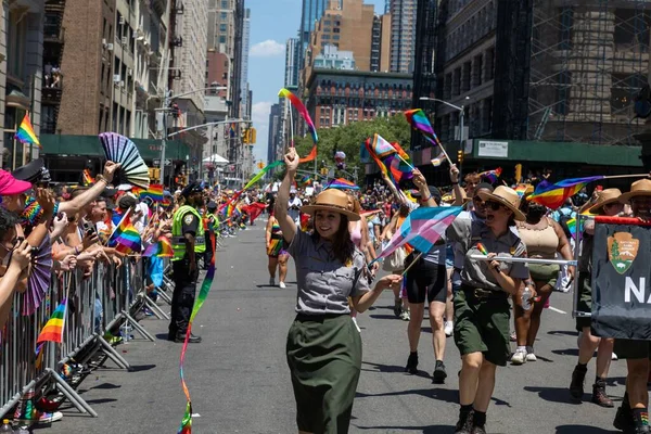 Een Menigte Mensen Met Demonstratieborden Lgbt Vlaggen Een Trotse Parade — Stockfoto