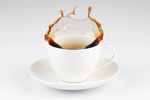 Ein Kaffee Spritzt Aus Einer Tasse Isoliert Auf Weißem Hintergrund — Stockfoto