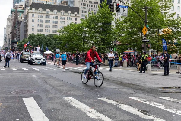 Ein Junger Mann Auf Einem Fahrrad Feiert Die Parade Zum — Stockfoto
