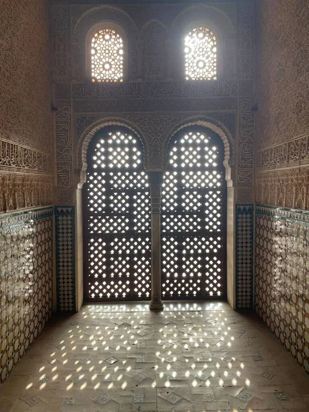 Pionowe Ujęcie Dappled Sunlight Podłodze Przez Okno Pałacu Alhambra — Zdjęcie stockowe