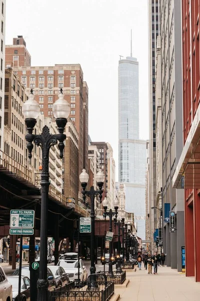 Una Vista Calle Ciudad Chicago Gente Caminando Farolas Con Edificios — Foto de Stock