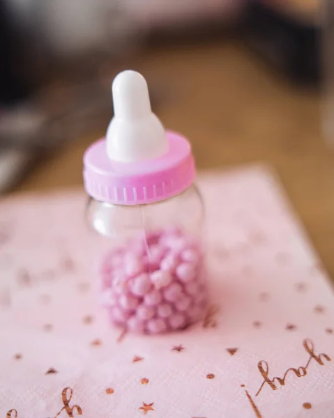 Flicka Rosa Babyflaska Med Mat Inuti Baby Shower Dekorationer — Stockfoto