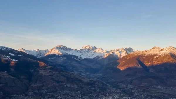 ピラからアルプスとモンテ ビアンコの美しい風景 イタリア アオスタ バレー — ストック写真