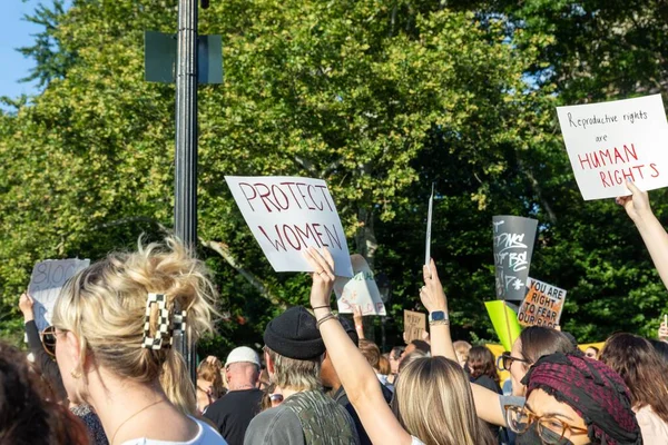 最高裁判所がローズ対ウェイド事件を覆した後 段ボールの標識を保持している抗議者の群衆 — ストック写真