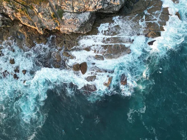 Bondi Beach Avustralya Güzel Dalgaları Olan Kayalık Bir Kıyı Manzarası — Stok fotoğraf