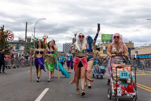 Las Grandes Multitudes Personas Las Calles Brooklyn Celebran 40º Desfile —  Fotos de Stock