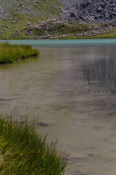 Colpo Verticale Lago Con Acque Calme Circondato Montagne Col Galibier — Foto Stock