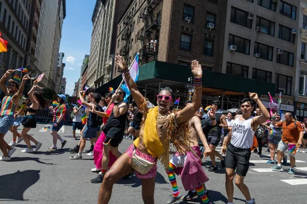 Radosni Ludzie Spacerujący Paradzie Dumy Nowym Jorku Czerwca 2022 — Zdjęcie stockowe