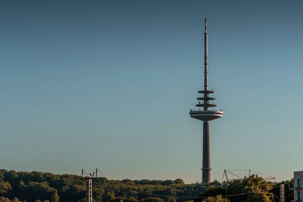 Mavi Arka Planda Yüksek Bir Kule — Stok fotoğraf