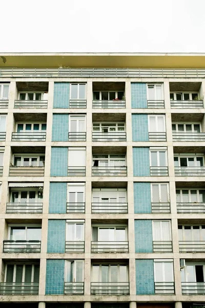 Függőleges Felvétel Egy Modern Épületről Budapesten Ablakokkal Erkéllyel Kifelé — Stock Fotó
