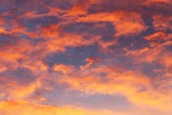 夕阳西下天空一片火红的云彩 — 图库照片