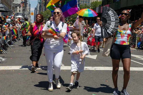 2022年6月26日 欢快的人们在纽约市参加了骄傲游行 — 图库照片