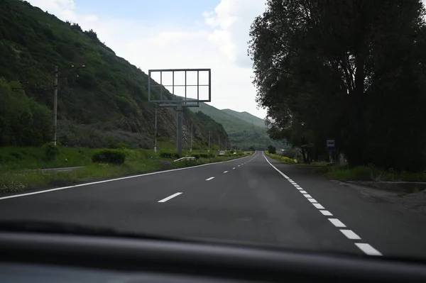 車の木ときれいなアスファルトの高速道路のショット — ストック写真