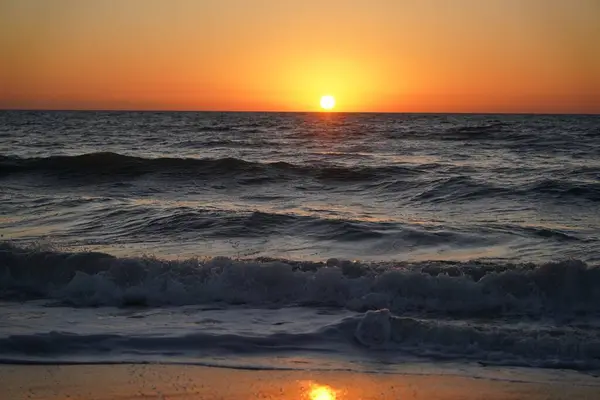 Потрясающий Снимок Красивых Морских Волн Закате — стоковое фото