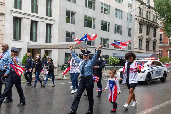 プエルトリコの日のパレードを祝うマンハッタンの街の人々の大群衆 — ストック写真