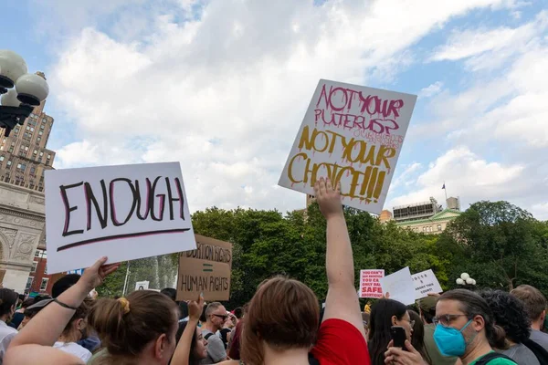 Tüntetők Kartontáblákat Mutogattak Testszabadságról Miután Legfelsőbb Bíróság Megdöntötte Roe Wade — Stock Fotó