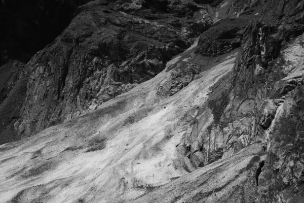 Güzel Karlı Dağların Gri Pulu — Stok fotoğraf