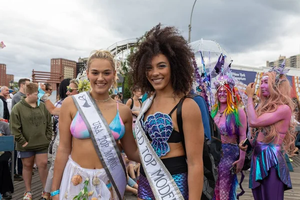 Closeup Two Attractive Women Ribbons 40Th Annual Mermaid Parade Coney — Stock Photo, Image