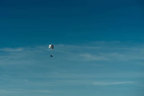 Muž Paragliding Obloze Během Dne — Stock fotografie