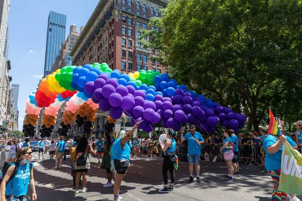 Grupp Människor Gatorna Med Ballong Gjorde Flagga Pride Parade New — Stockfoto